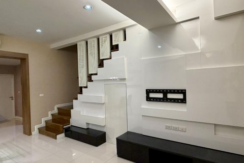 Townhouse in Bangkok, Thailand 3 bedrooms № 180333 - photo 2