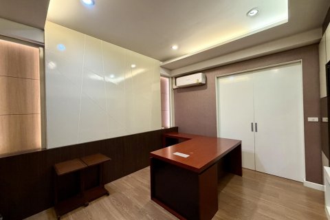 Townhouse in Bangkok, Thailand 3 bedrooms № 180333 - photo 13