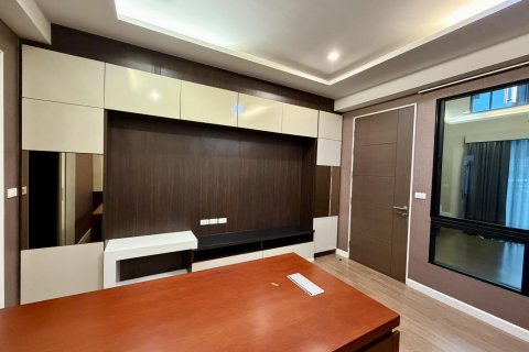 Townhouse in Bangkok, Thailand 3 bedrooms № 180333 - photo 12