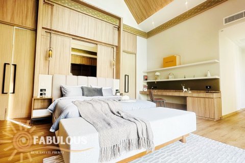 Villa in Bang Tao, Thailand 4 bedrooms № 179413 - photo 12