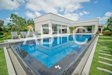 Casa de 4 dormitorios en Pattaya, Tailandia № 211564 - foto 2