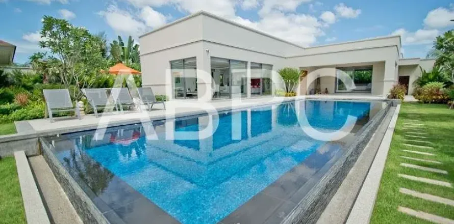 Casa de 4 dormitorios en Pattaya, Tailandia № 211563