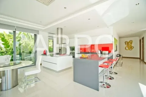 Casa de 4 dormitorios en Pattaya, Tailandia № 211563 - foto 13