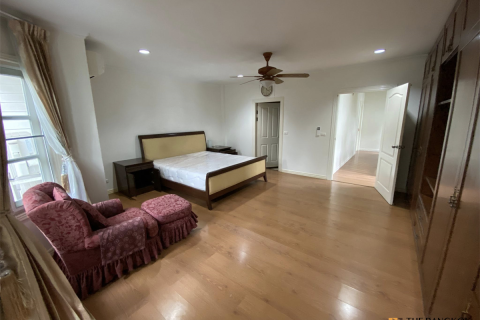 House in Bangkok, Thailand 4 bedrooms № 189024