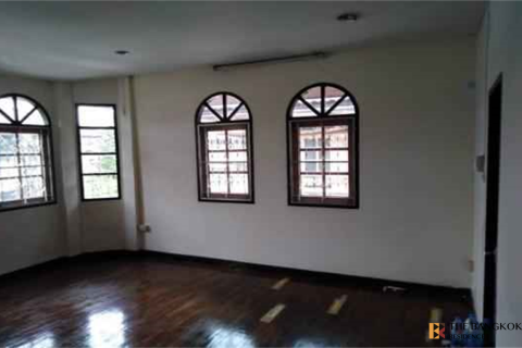 House in Bangkok, Thailand 5 bedrooms № 189021