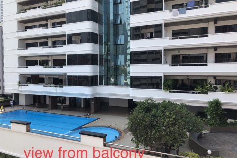 Condo in Bangkok, Thailand, 2 bedrooms  № 157691 - photo 14