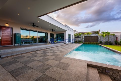 House in Pattaya, Thailand 4 bedrooms № 196987 - photo 30