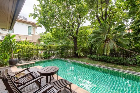 Haus in Phra Khanong, Bangkok, Thailand 5 Schlafzimmer № 214252 - Foto 2