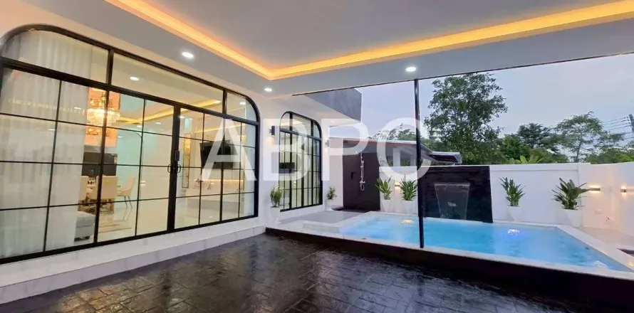 Casa de 3 dormitorios en Pattaya, Tailandia № 211705