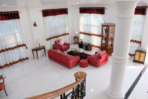 Villa in Pattaya, Thailand 6 bedrooms № 133945 - photo 3