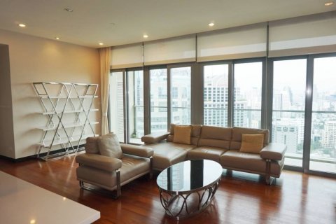 Condo in Pathum Wan, Bangkok, Thailand, 2 bedrooms  № 133947 - photo 1