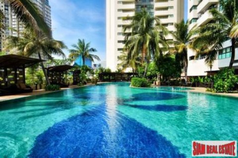 Apartment in Bangkok, Thailand 3 bedrooms № 192964