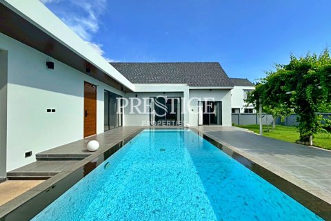 House in Pattaya, Thailand 4 bedrooms № 198146