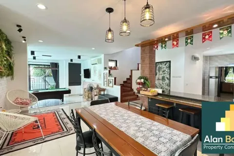 Casa de 4 dormitorios en Jomtien Beach, Pattaya, Tailandia № 211314 - foto 11