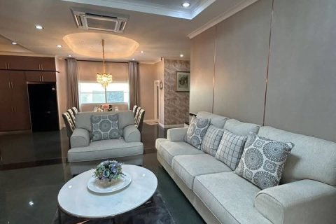 House in Pattaya, Thailand 5 bedrooms № 161530 - photo 5