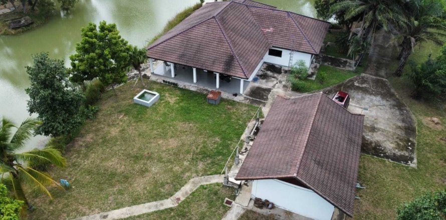 Maison à Buriram, Thaïlande 7 chambres № 137078