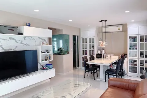 Maison à Bang Kaeo, Thaïlande 3 chambres № 171104 - photo 2