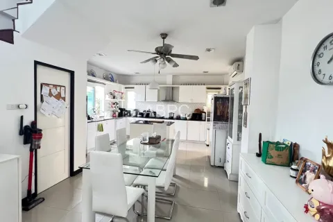 Casa de 5 dormitorios en Pattaya, Tailandia № 211233 - foto 3