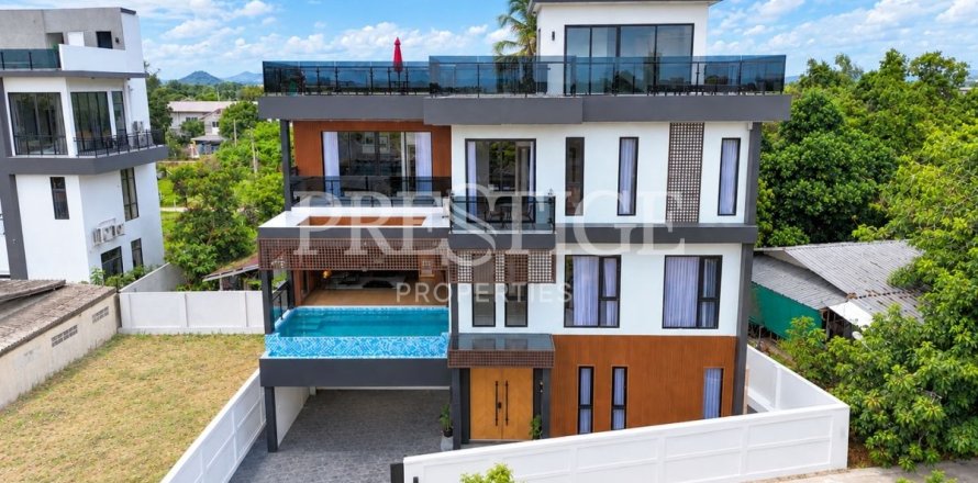 House in Pattaya, Thailand 5 bedrooms № 233781