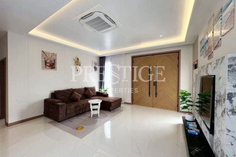 House in Pattaya, Thailand 5 bedrooms № 233781 - photo 2