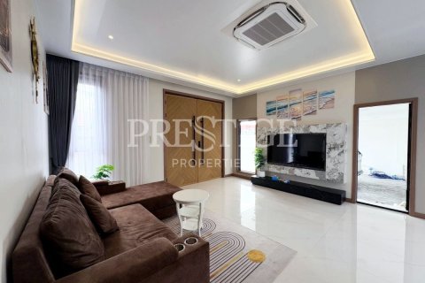 House in Pattaya, Thailand 5 bedrooms № 233781 - photo 3