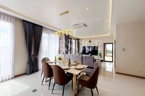 House in Pattaya, Thailand 5 bedrooms № 233781 - photo 9