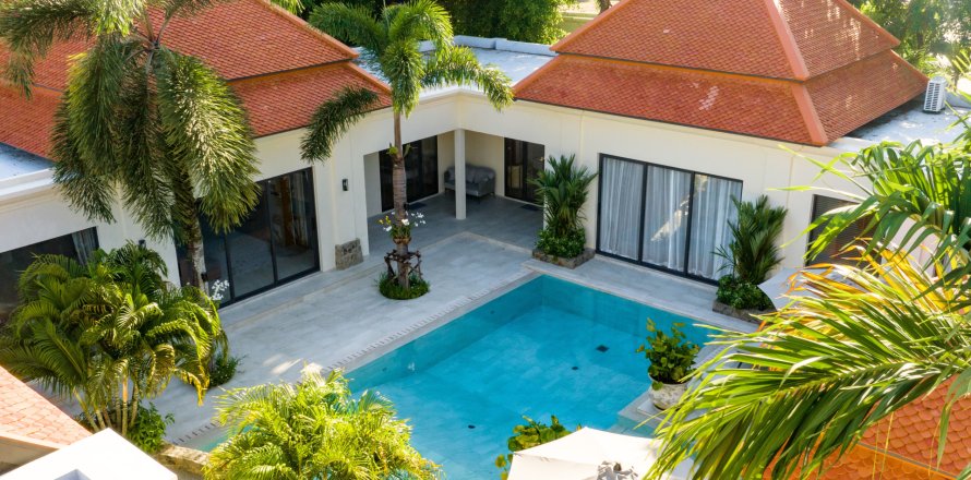 Villa in Phuket, Thailand 4 bedrooms № 173409