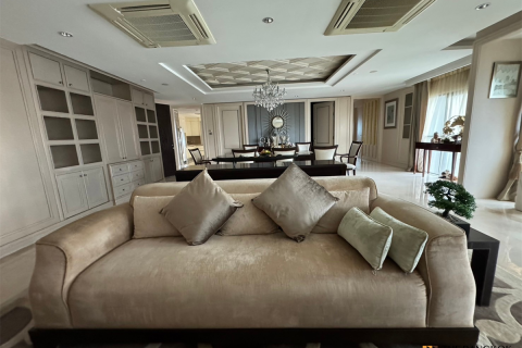 Condo in Bangkok, Thailand, 4 bedrooms № 209890