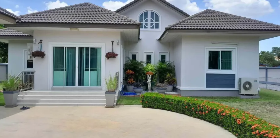 House in Nakhon Pathom, Thailand 5 bedrooms № 159506