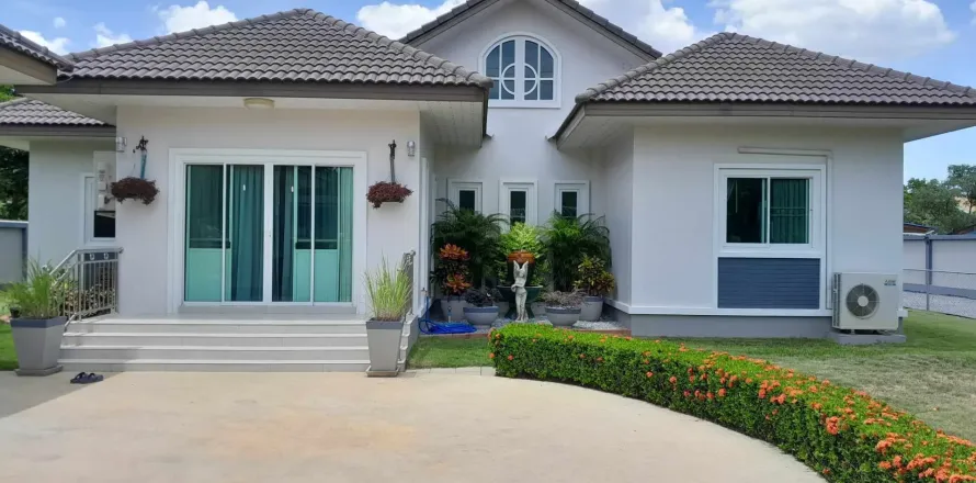 House in Nakhon Pathom, Thailand 5 bedrooms № 159503