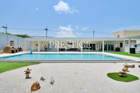 House in Pattaya, Thailand 6 bedrooms № 198452