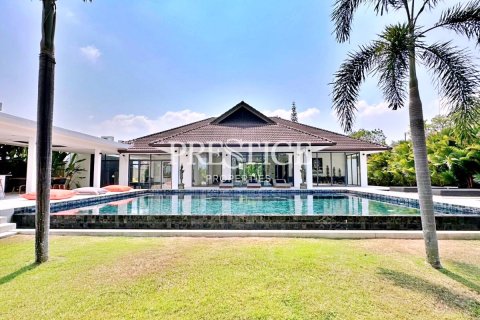 House in Pattaya, Thailand 4 bedrooms № 198451
