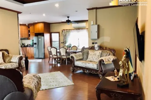 Casa de 3 dormitorios en Pattaya, Tailandia № 211529 - foto 15