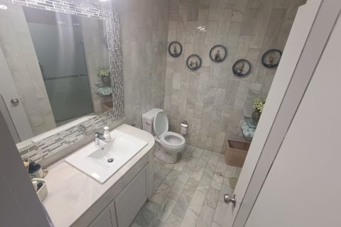 Condo à Khlong San, Bangkok, Thaïlande, 3 chambres  № 164684 - photo 6