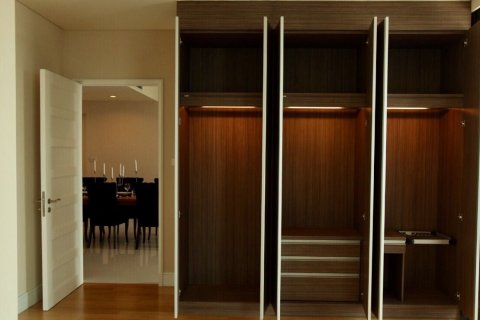 Condo in Bangkok, Thailand, 3 bedrooms  № 143367 - photo 8