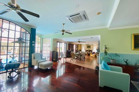 House in Pattaya, Thailand 5 bedrooms № 136953 - photo 13