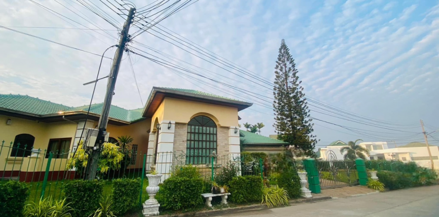 House in Pattaya, Thailand 5 bedrooms № 136953