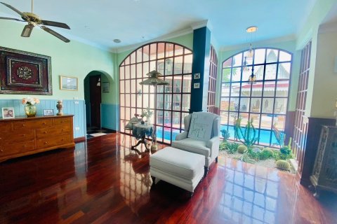 House in Pattaya, Thailand 5 bedrooms № 136953 - photo 18