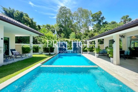 House in Pattaya, Thailand 6 bedrooms № 198668