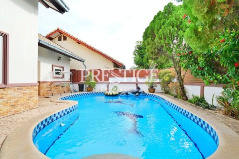 House in Pattaya, Thailand 4 bedrooms № 198665