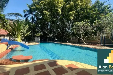 Casa de 4 dormitorios en Pattaya, Tailandia № 210918 - foto 10