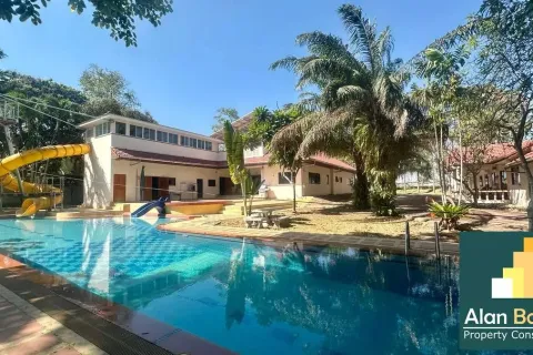 Casa de 4 dormitorios en Pattaya, Tailandia № 210918 - foto 3