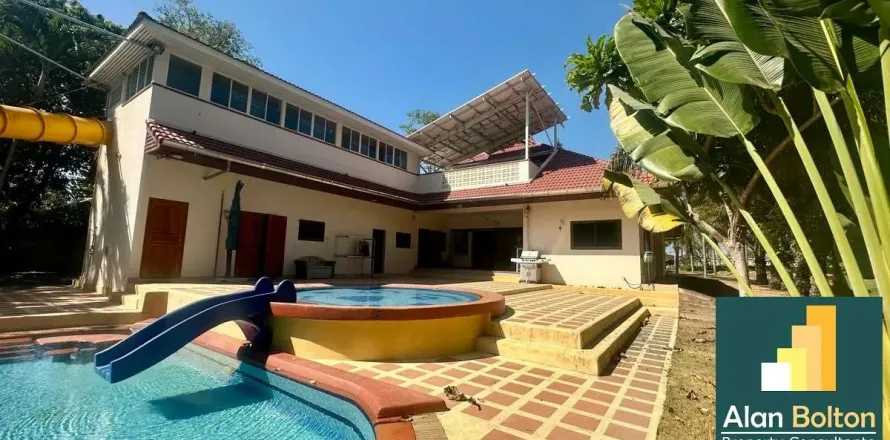 Casa de 4 dormitorios en Pattaya, Tailandia № 210918