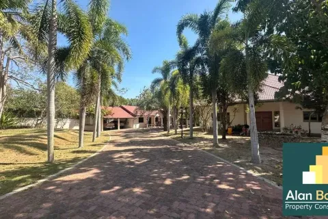 Casa de 4 dormitorios en Pattaya, Tailandia № 210918 - foto 13
