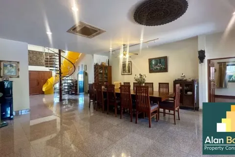 Casa de 4 dormitorios en Pattaya, Tailandia № 210918 - foto 15