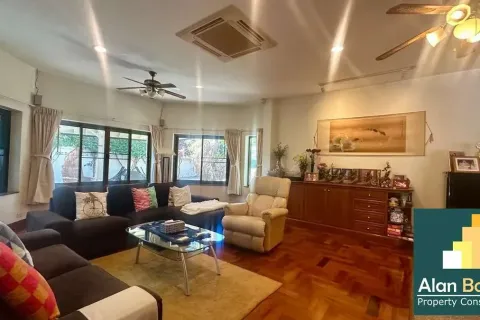 Casa de 4 dormitorios en Pattaya, Tailandia № 210918 - foto 14