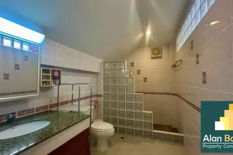 Casa de 4 dormitorios en Pattaya, Tailandia № 210918 - foto 4