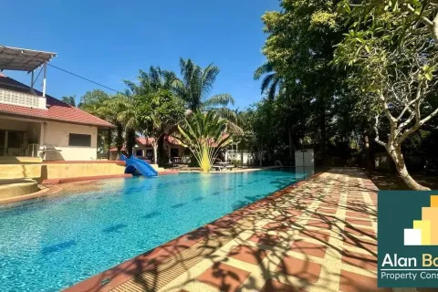Casa de 4 dormitorios en Pattaya, Tailandia № 210918 - foto 11