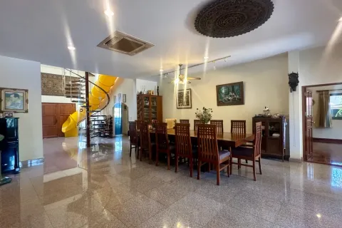 Casa de 4 dormitorios en Pattaya, Tailandia № 210918 - foto 22