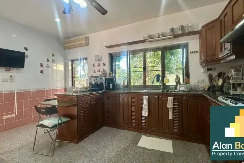 Casa de 4 dormitorios en Pattaya, Tailandia № 210918 - foto 18